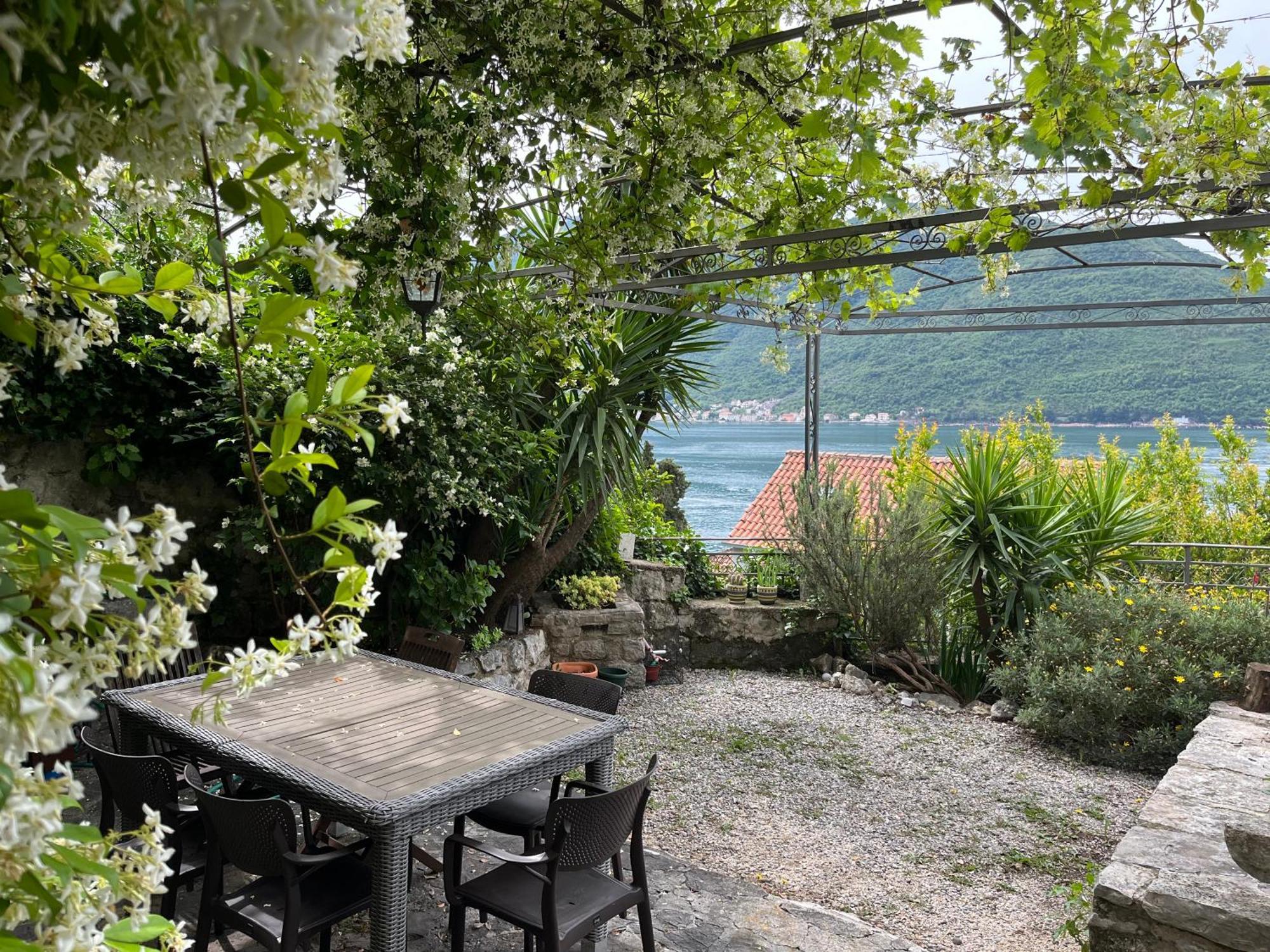 Be Happy In Perast Apartment Luaran gambar